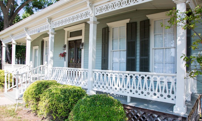 New Braunfels House | Downtown Beauty, walk to restaurants, bars and music. Shopping galore.