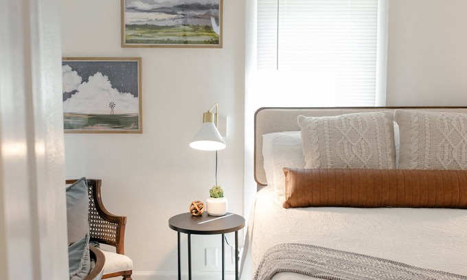 Ames House | Downtown & Campus Wifi with Netflix 2Br 1Ba