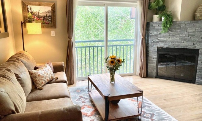 Historic District Condo | Downtown Condo-Walk Everywhere | Dog-Friendly