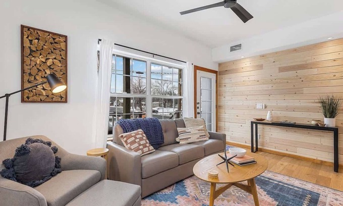 Southside House | Downtown Flag | Immaculate Design | Pet-Friendly!