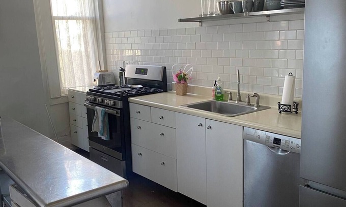 Manchester Apartment | Downtown Historic District Charm 2 Bdrm Home