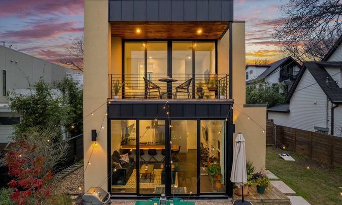 East Cesar Chavez House | Downtown Hub | 1 Mile to Rainey St, 1.6 to E 6th