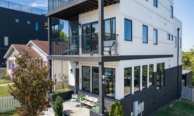 Chestnut Hill Apartment | Downtown Jungle! Exotic, Unique, Bold 7 min 2 DT