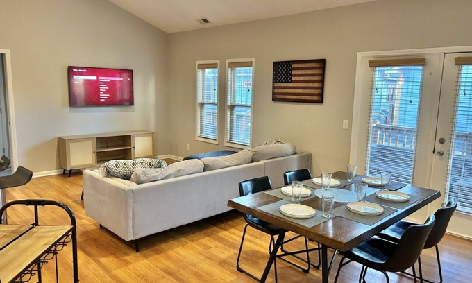 Kennedy King House | Downtown~King Bed~Parking~Balcony~Restaurants~Bars