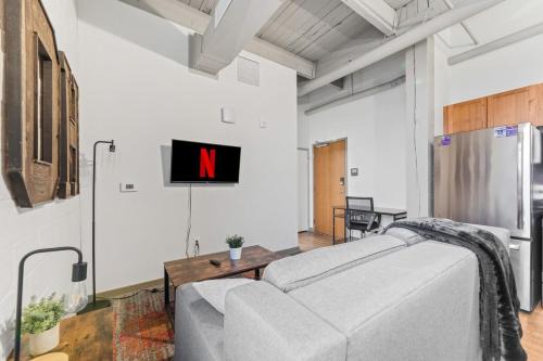 Downtown Cleveland Apartment | Downtown Loft l Cleveland l Parking l Cafe
