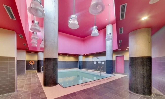 Downtown Toronto Condo | Downtown Lovely 2 Bedroom Condo with Pool fits 6 people