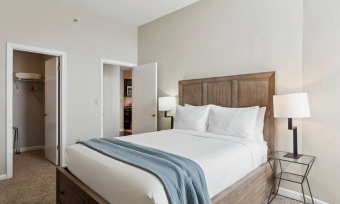 Downtown Pittsburgh Hotel | Downtown Pittsburgh | Steps to Convention Center & Dining | Kitchen & Gym