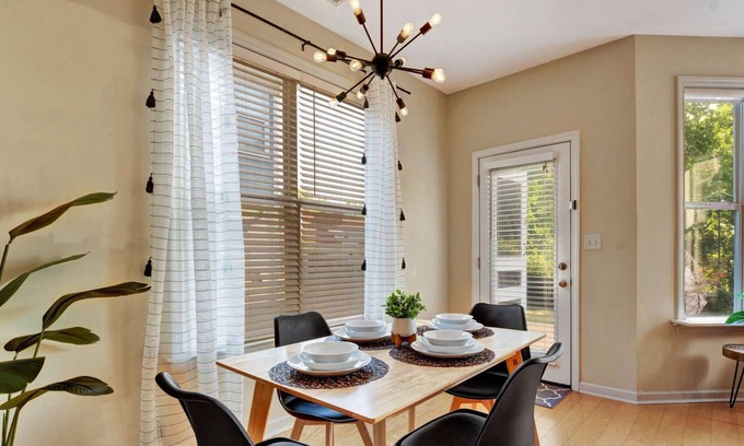 Memphis House | Downtown River Gem - Scenic Patio