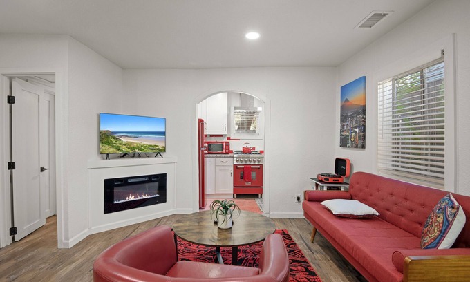 Flagstaff House | Downtown Ruby Red Bungalow w/AC, Fully Fenced Yard, W/D, 2 Smart TVs, Fast WiFi