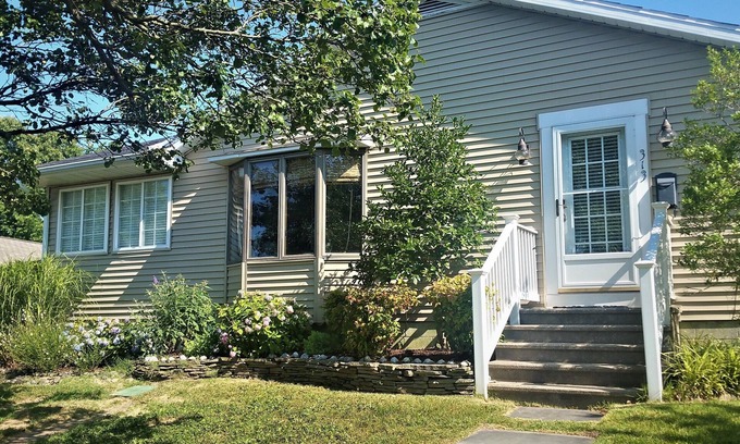 Country Club Estates House | Downtown sfh, private yard, walk to everything! Beach gear & Bikes included!