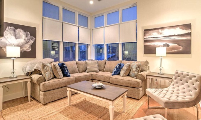 East End - Valley Street Apartment | Downtown Townhome with Private Elevator
