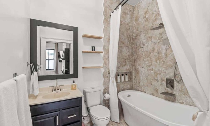 Columbia House | Downtown, USC, King, 3 TVs, Fast Wi-Fi, Pets