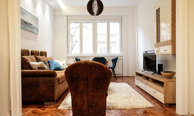 Kosancicev Venac Apartment | Downtown Wing