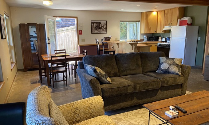 Hood River Apartment | Downtown with Mountain/River View and Fenced Yard