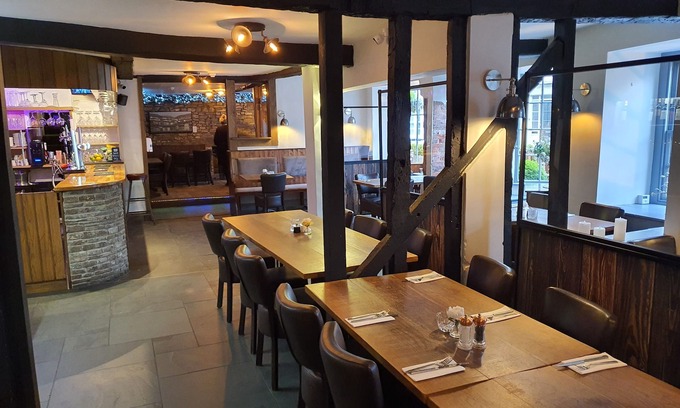 Crickhowell Hotel | Dragon Inn Crickhowell