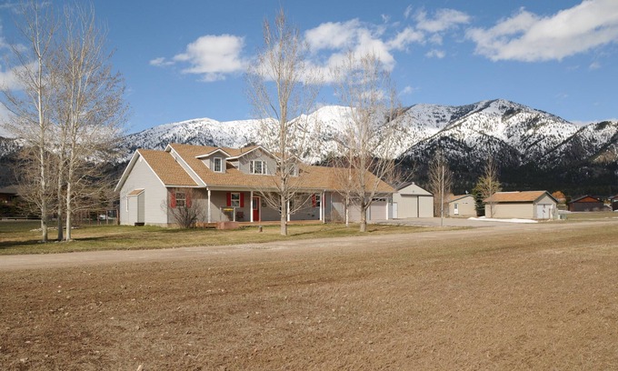 Alpine Northwest House | Dramatic mountain scenery, low-humidity and plenty of sunlight and starlight.