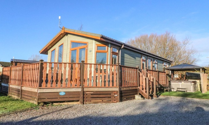 Yealand Conyers Cottage | DREAM CATCHER LODGE, family friendly, with hot tub in Carnforth