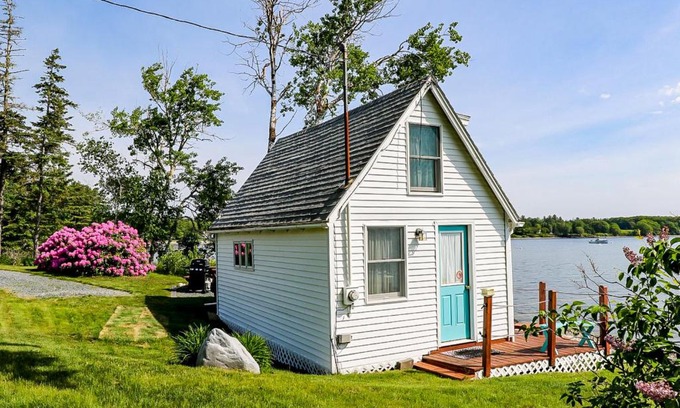 Surry Hotel | Dream Harbor Cottage