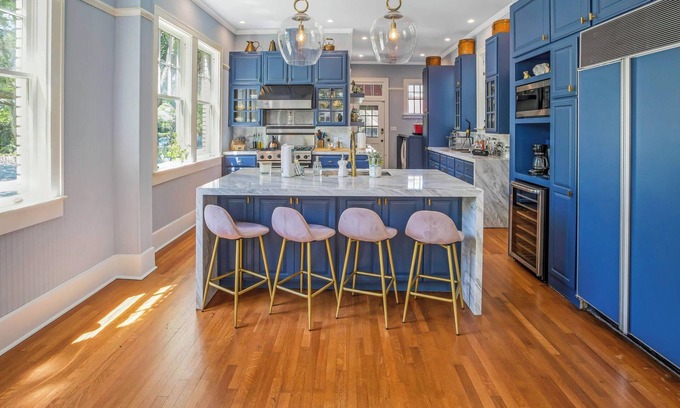 Chatham Crescent House | Dream in Savannah Estate with 8 bedrooms and AC, WiFi in delightful Savannah