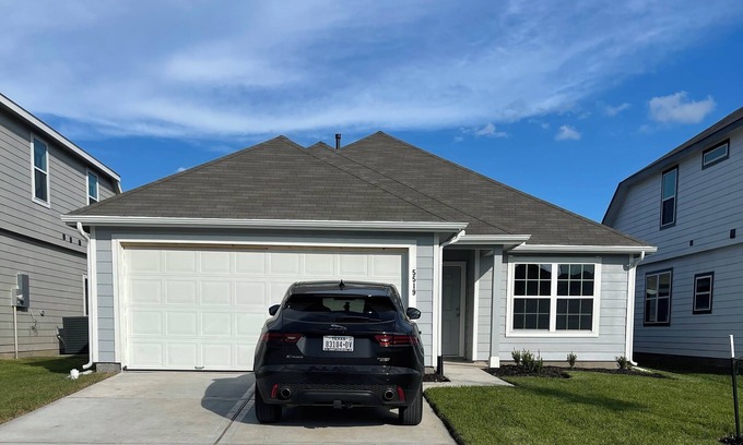 Iowa Colony House | Dream Retreat: Stunning 3-Bedroom Home in a Vibrant New Community!