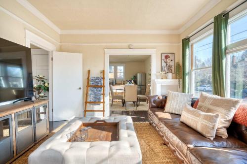 Kerns House | Dream Two-Bedroom in Laurelhurst - 97 WalkScore