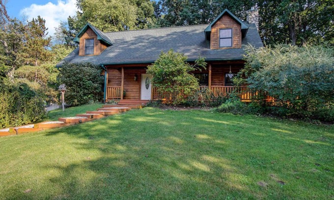 Stevensville House | Dream Vacation Home on 2 acres w/hot tub - Close to beaches & wineries