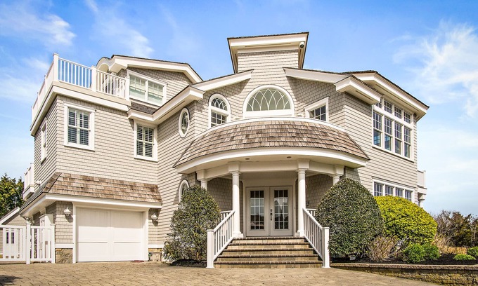 Avalon House | Dreaming of a shore retreat that will take your breath away? You have found it.