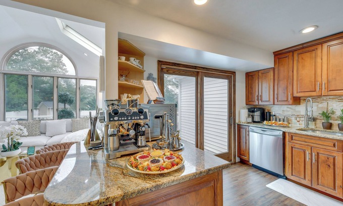 Lake Grove Cottage | 'dreams of Paradise' Luxury Home w/Pool!