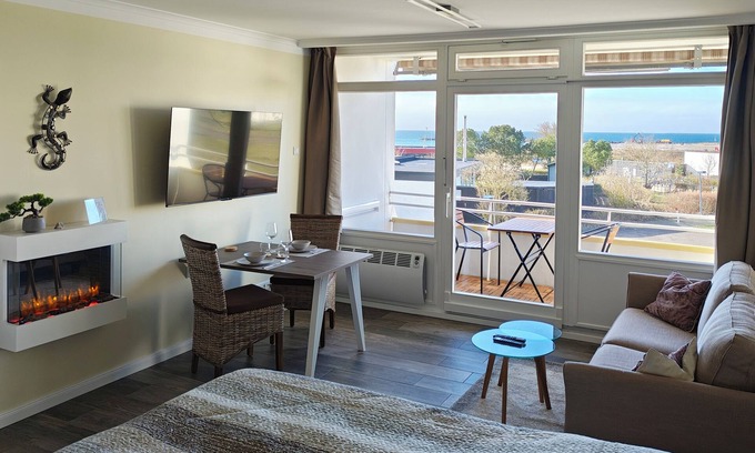 Fehmarn Apartment | DREAMY BEACH VIEW ~ BALCONY ~ modernized in 2025 ~ own PARKING SPACE ~ WLan