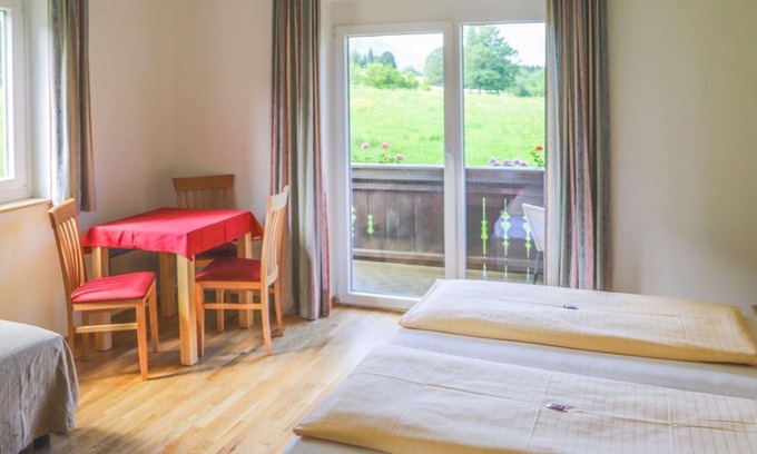 Ossiach Bed & Breakfast | Dreibettzimmer mit Balkon - Pension Strauß