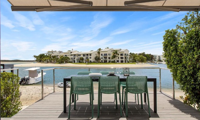 Noosaville Apartment | Driftwood 2 Riverfront with Jetty