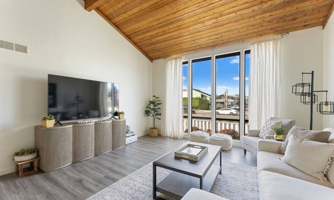 Del Mar House | Driftwood By The Sea - 2 minute walk to the beach!