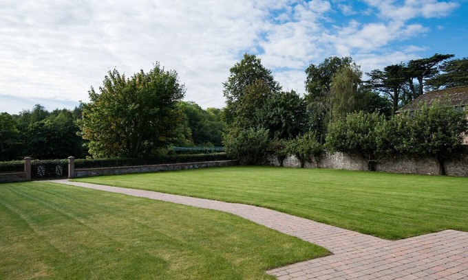 Melrose Cabin | DRYBURGH FARMHOUSE ONE - stunning riverside location, two en-suite bedrooms