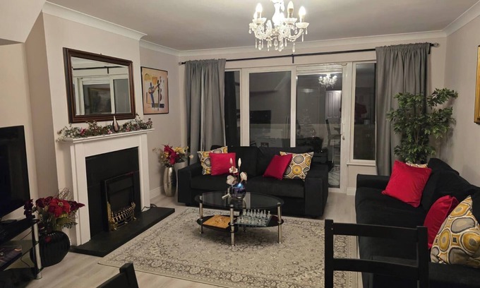 Ongar House | Dublin - 3 Bedroom Cosy Home - Sleeps Max 7