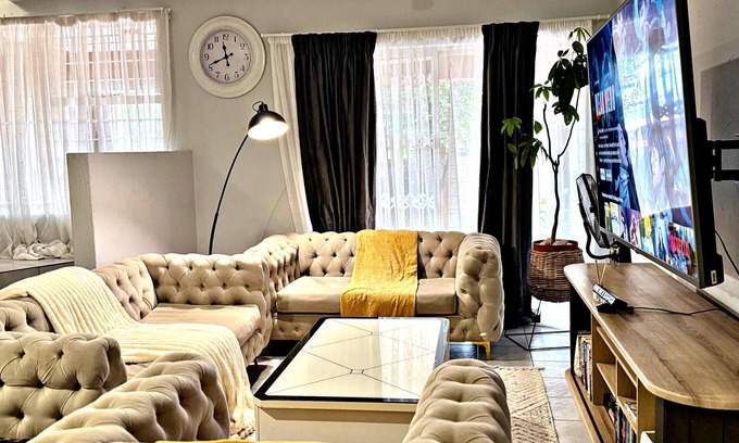 Douglasdale Apartment | Duke Mews Loft: Cozy Loft in Sandton, walking distance from Fourways Mall