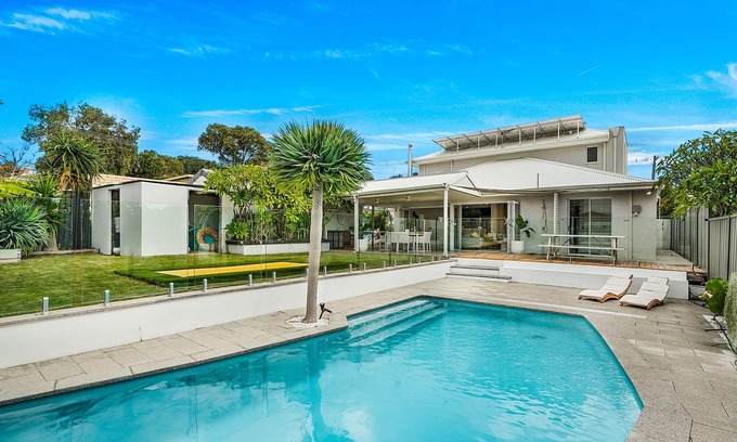 Duncraig House | Duncraig Dream with Pool and Alfresco BBQ