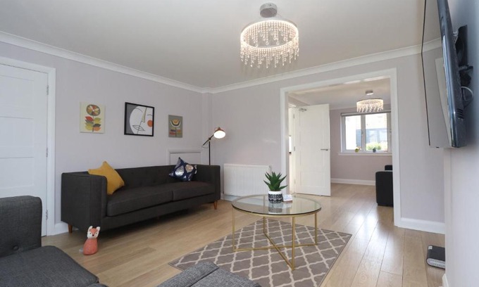 Pitcorthie House | Dunfermline - Luxury 3 bedroom 2 bathroom detached house with garden