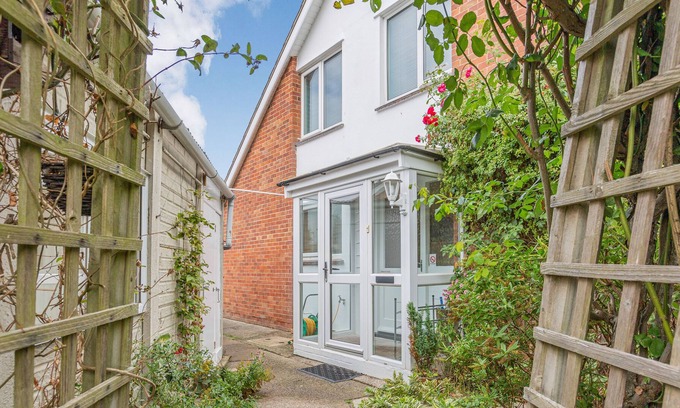 Burnham-on-Sea Cottage | DUNLIN, pet friendly, country holiday cottage in Burnham-On-Sea