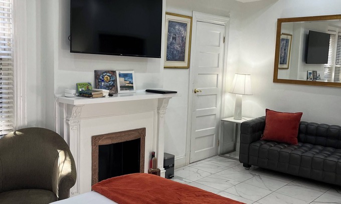 Columbia Heights Apartment | Duplex 2-Bdrms, 1-Den, 2-Baths & 2 Miles North Of The White House