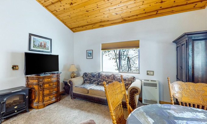 Yosemite West House | Duplex upper level with prime location in Yosemite National Park