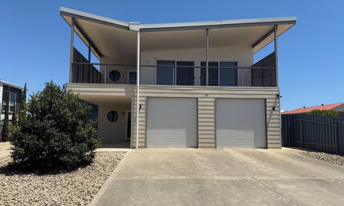 Para Wurlie House | Duttons Point Turton-Beautiful executive property with sea views from balcony