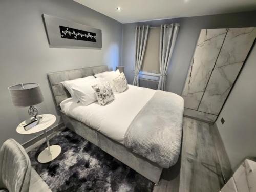 Portobello House | DYNASTAYS- Stylish Seaside Home- Adults Only, Dog Friendly, Garden & Parking