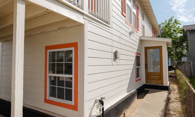 Galveston House | E.C. Corner - A Charming 2 BR 1st floor unit w/AC and WiFi in lovely Galveston