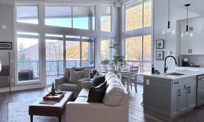 Harrison Hot Springs Condo | Eagle's Nest - Penthouse Condo w/spectacular Harrison Lake & Mountain Views