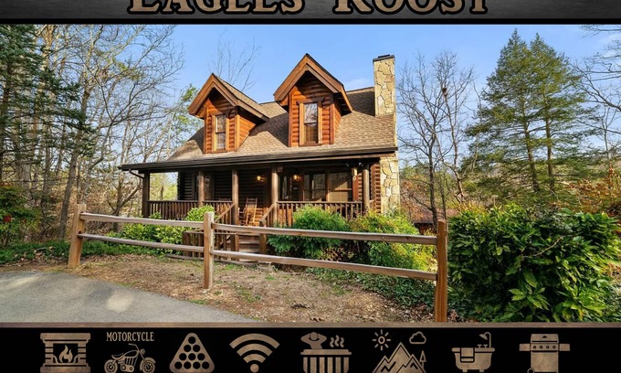 Pigeon Forge Cabin | Eagles Roost } 2 minutes off Parkway / Hot Tub / Skee Ball / Pool Table