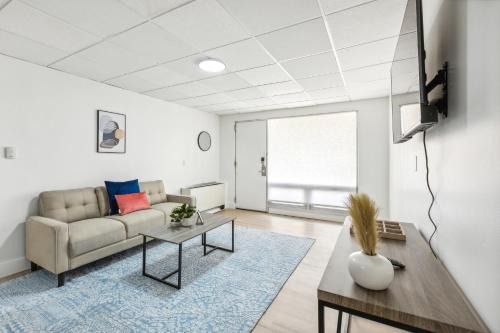 Central Business District Apartment | East 120 I Modern Refinished Apt Downtown I Gym