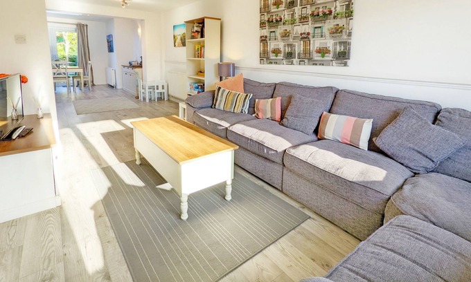 West Wittering Cottage | East Head, West Wittering - a cottage that sleeps 6 guests in 3 bedrooms