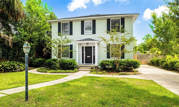 Southeast Pensacola Villa | East Hill Manor w/2 Kitchens Near Beach & Downtown