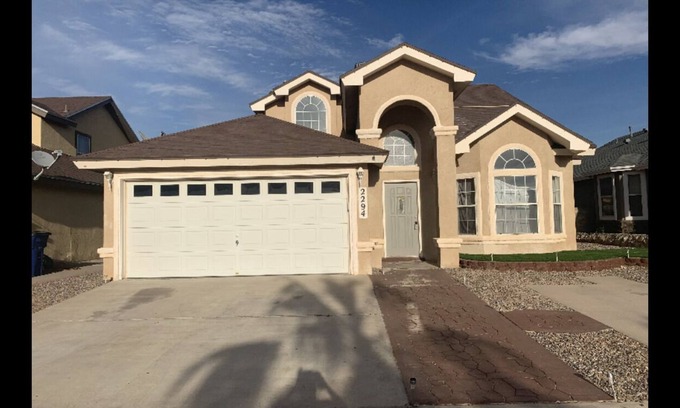 Biggs Field House | East Oasis Retreat Home 2 story, 4 bedroom, King size bed in Master bedroom 8KTV