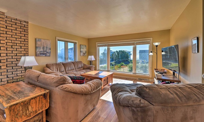 Emerald Isle Condo | 'East of the Sun' Beachside Apartment w/Deck!